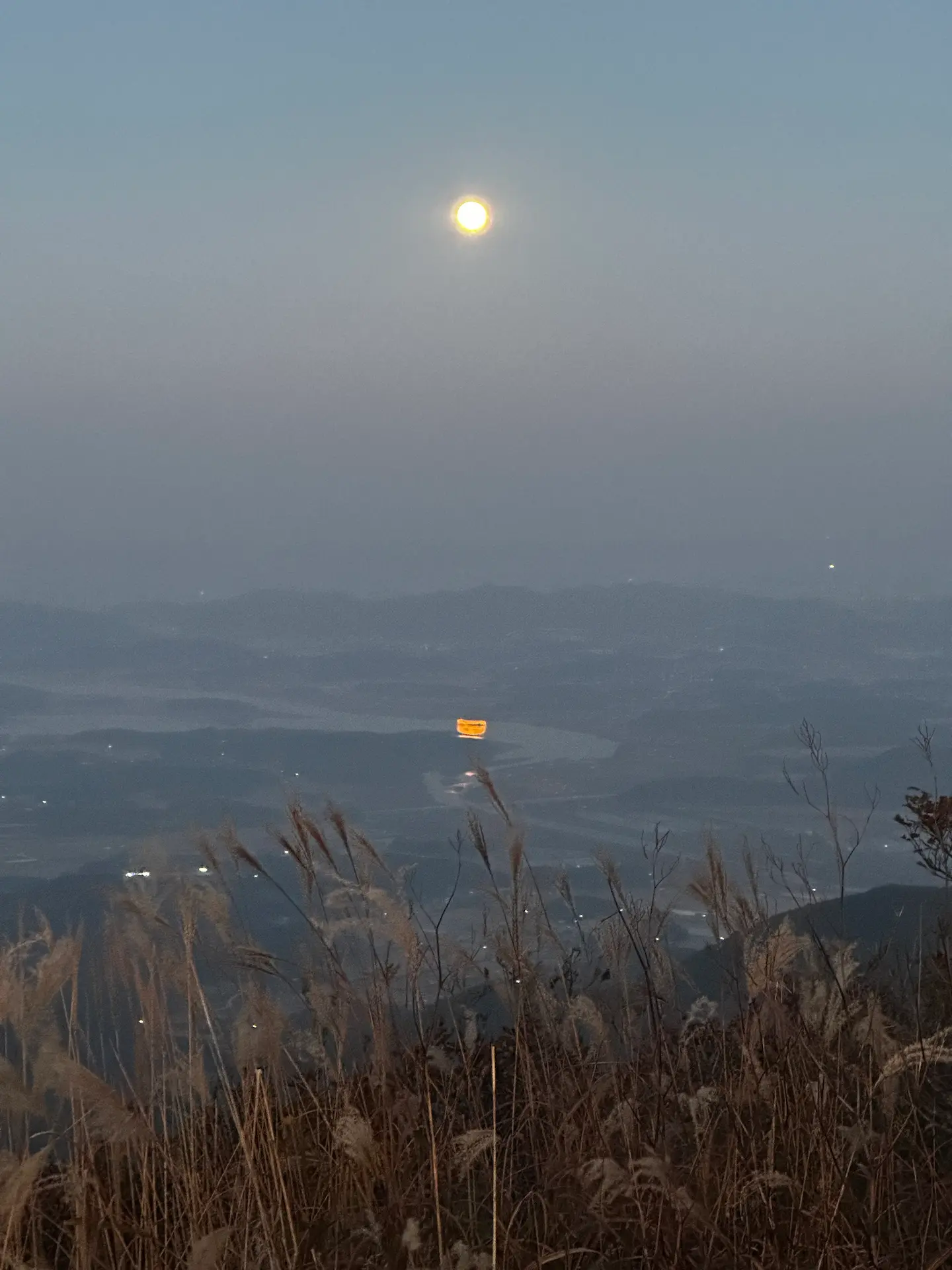 강에 비친 달